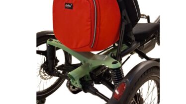 Radical Design tas Kettwiesel one fietstas gemonteerd aan stoel bag on recumbent trike chair seating