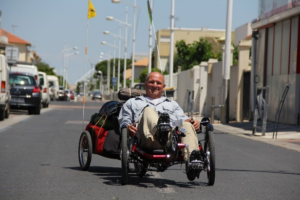 fietser met driewieler en aanhanger achter tadpole trike